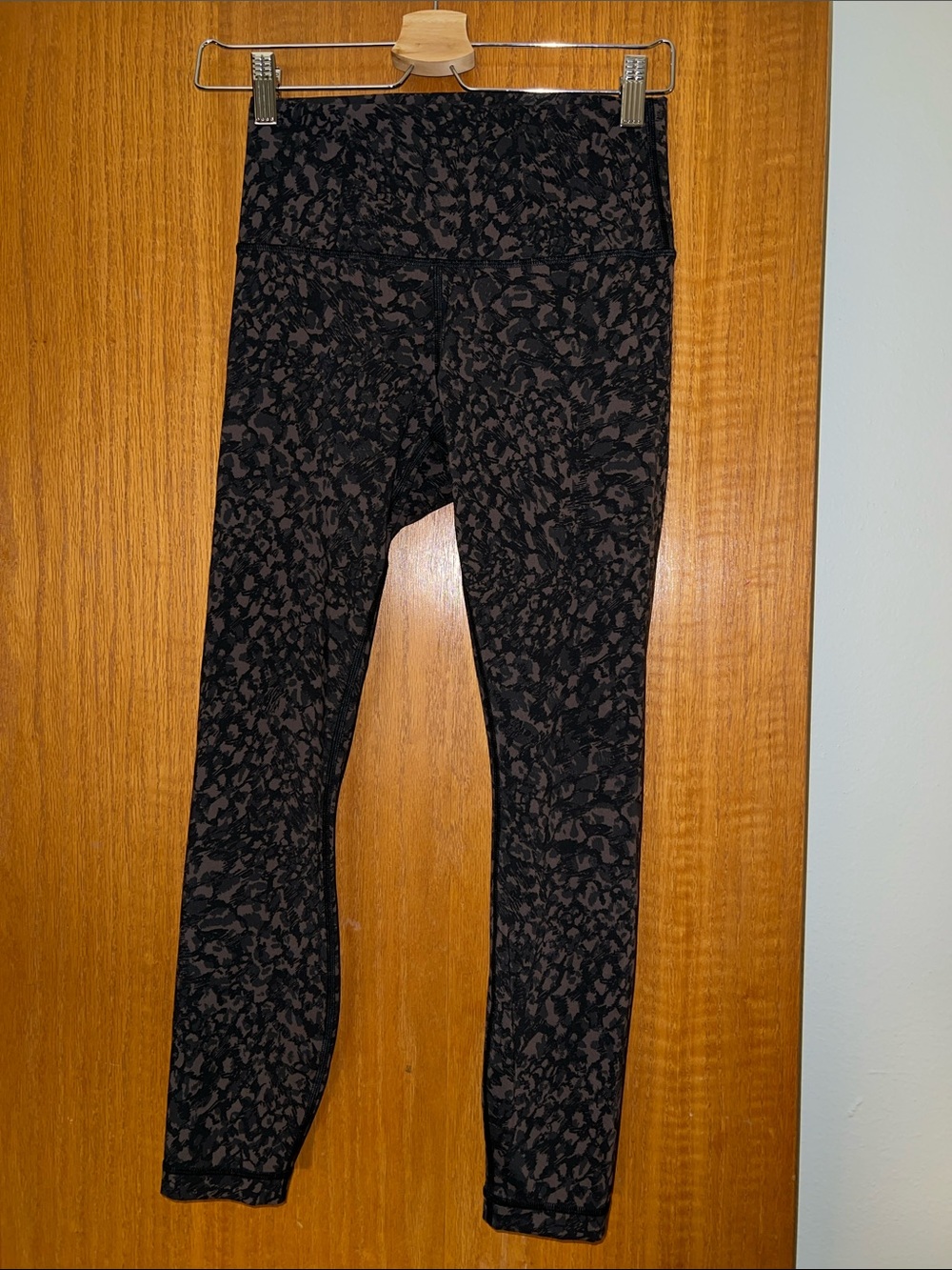 Lululemon Women’s Black and Brown Patterned Leggings size 6, 23” length